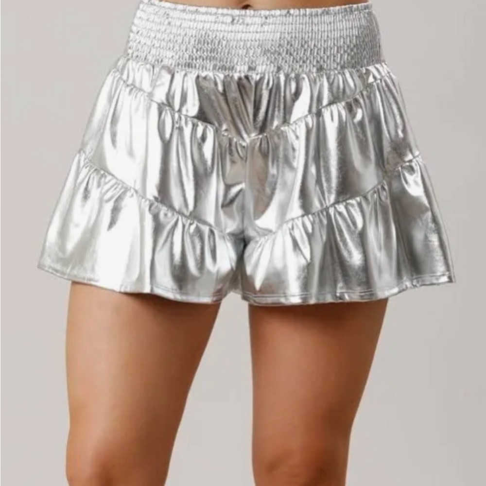 Oh Christmas! All the fun holiday vibes metallic shorts that look like a skirt🎄